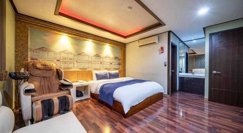 Sky Hotel Changwon Exterior photo