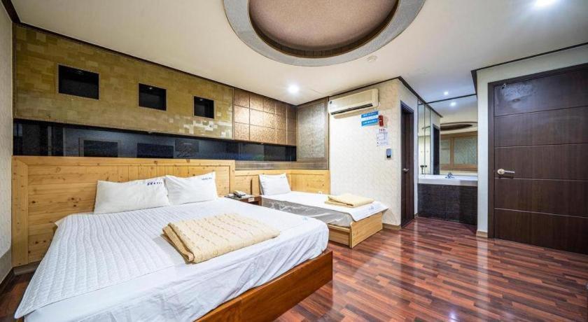 Sky Hotel Changwon Exterior photo